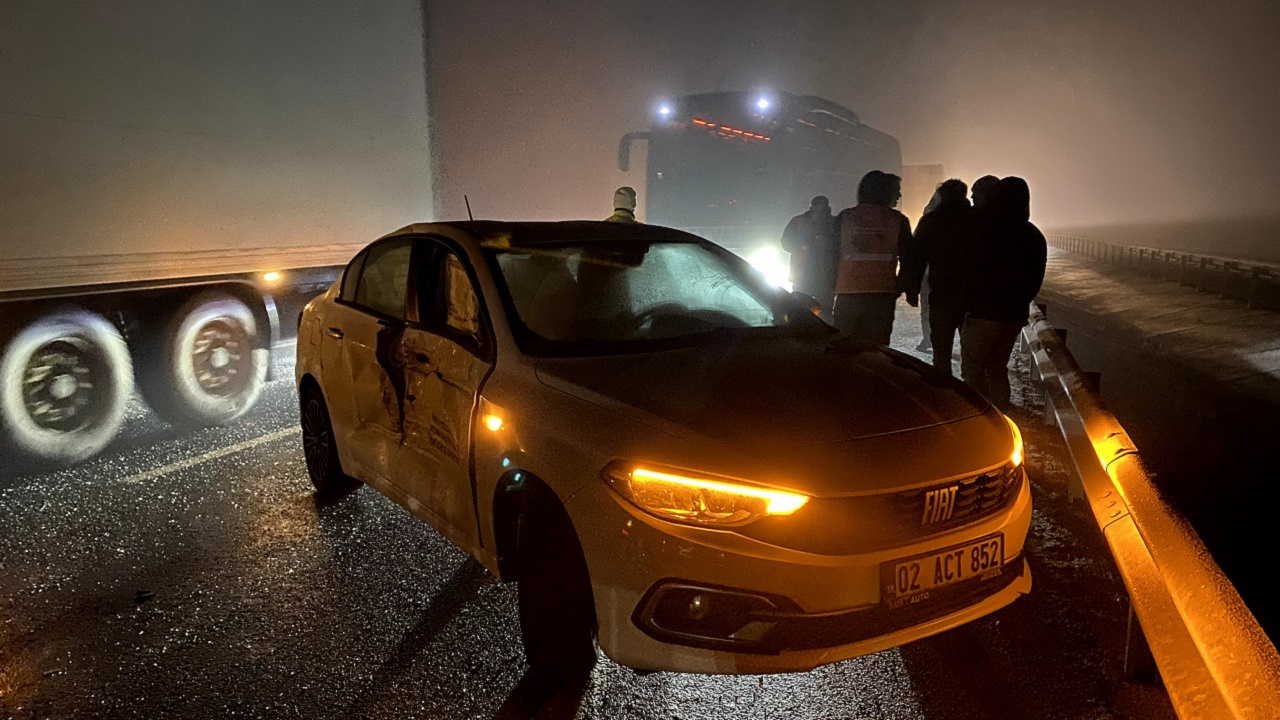 Şanlıurfa’da zincirleme kaza... Eski Milletvekili Adil Çelik’in de aralarında bulunduğu 8 kişi yaralandı