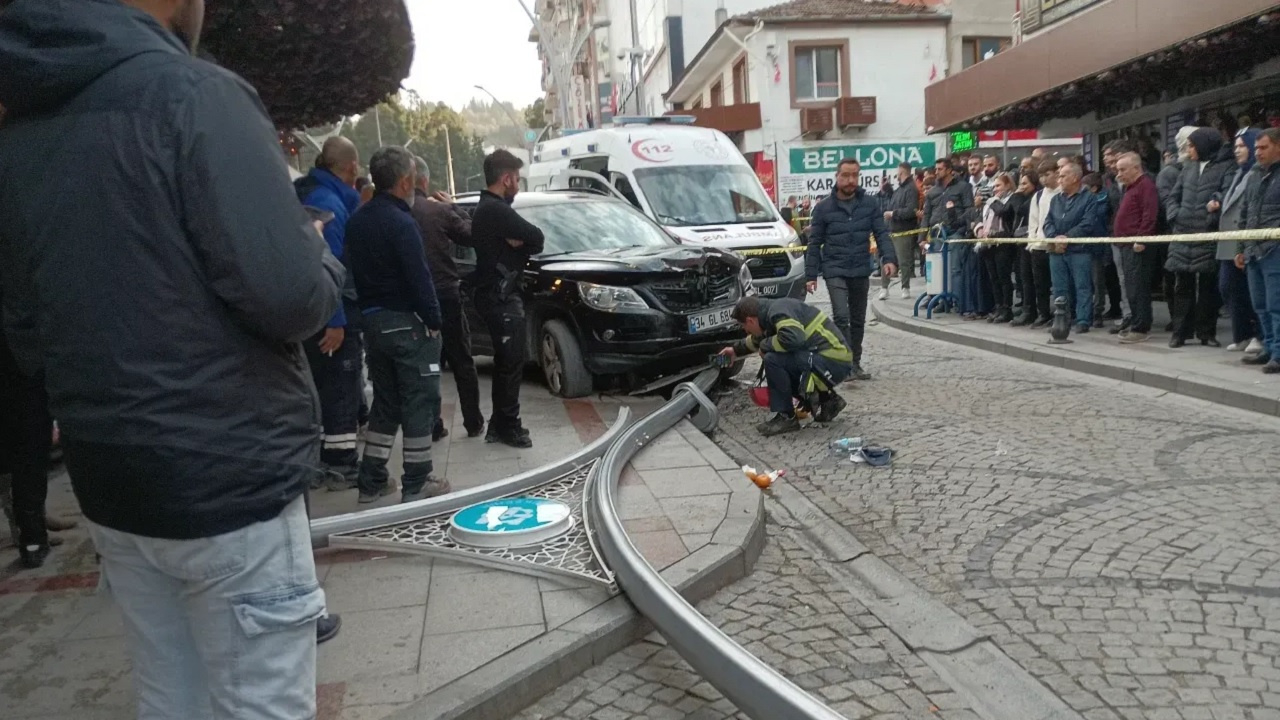 Kocaeli haberleri:  Aracın çarptığı direk yayaların üzerine devrildi! O anlar kamerada...
