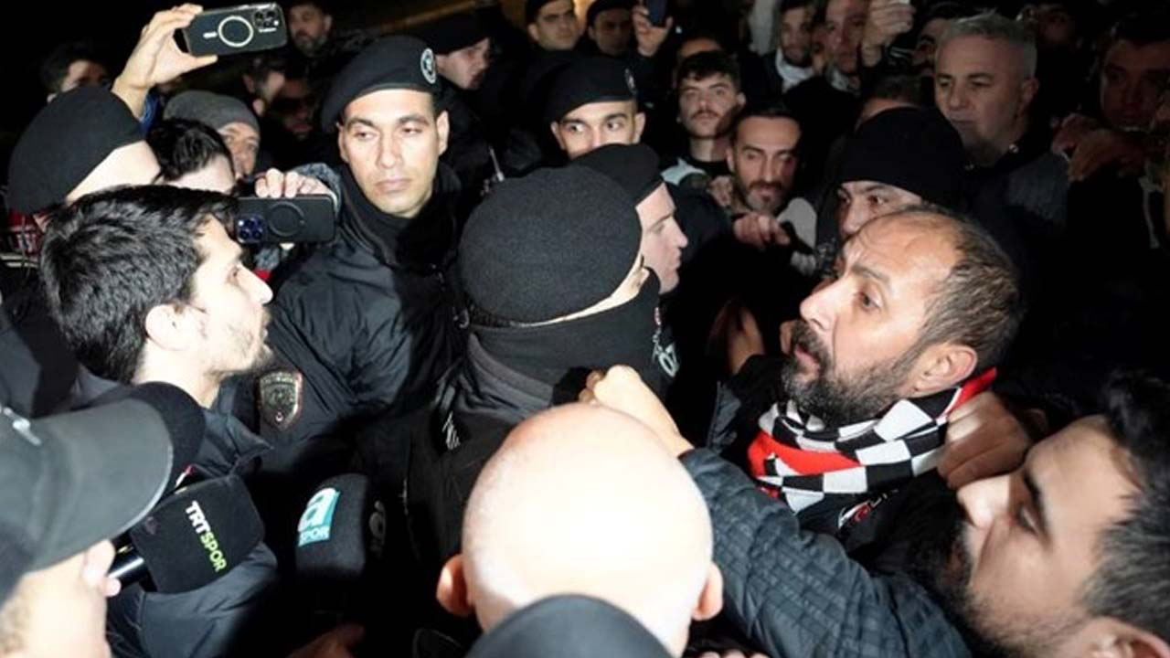 Beşiktaş kafilesine gece yarısı büyük protesto! İstanbul dönüşünde taraftarların tepkisiyle karşı karşıya kaldılar