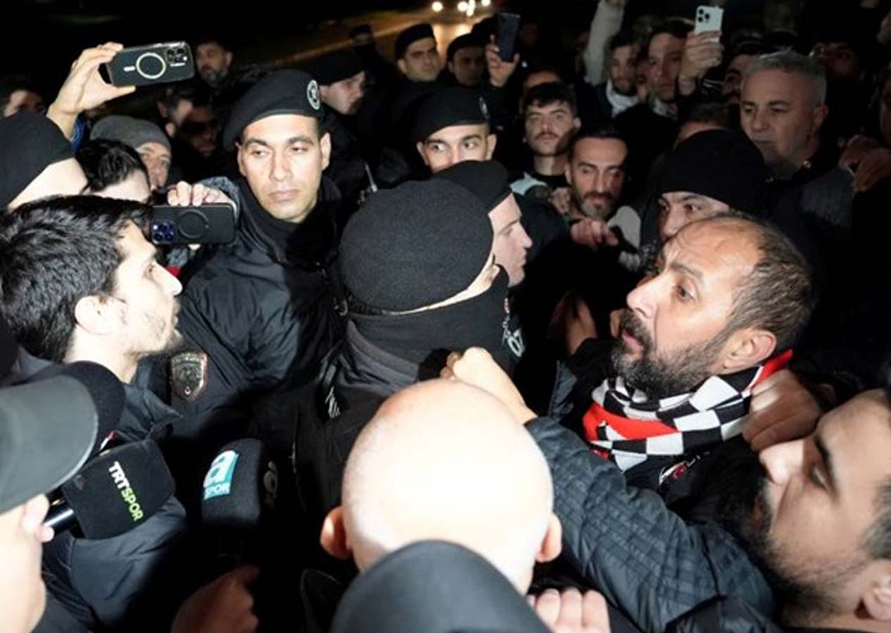 Beşiktaş kafilesine gece yarısı büyük protesto! İstanbul dönüşünde taraftarların tepkisiyle karşı karşıya kaldılar