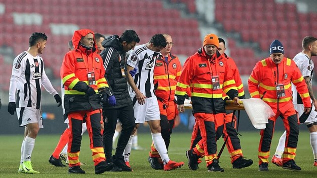 Beşiktaş'a sakatlık şoku: Sağlık ekipleri ile sahadan çıktı!
