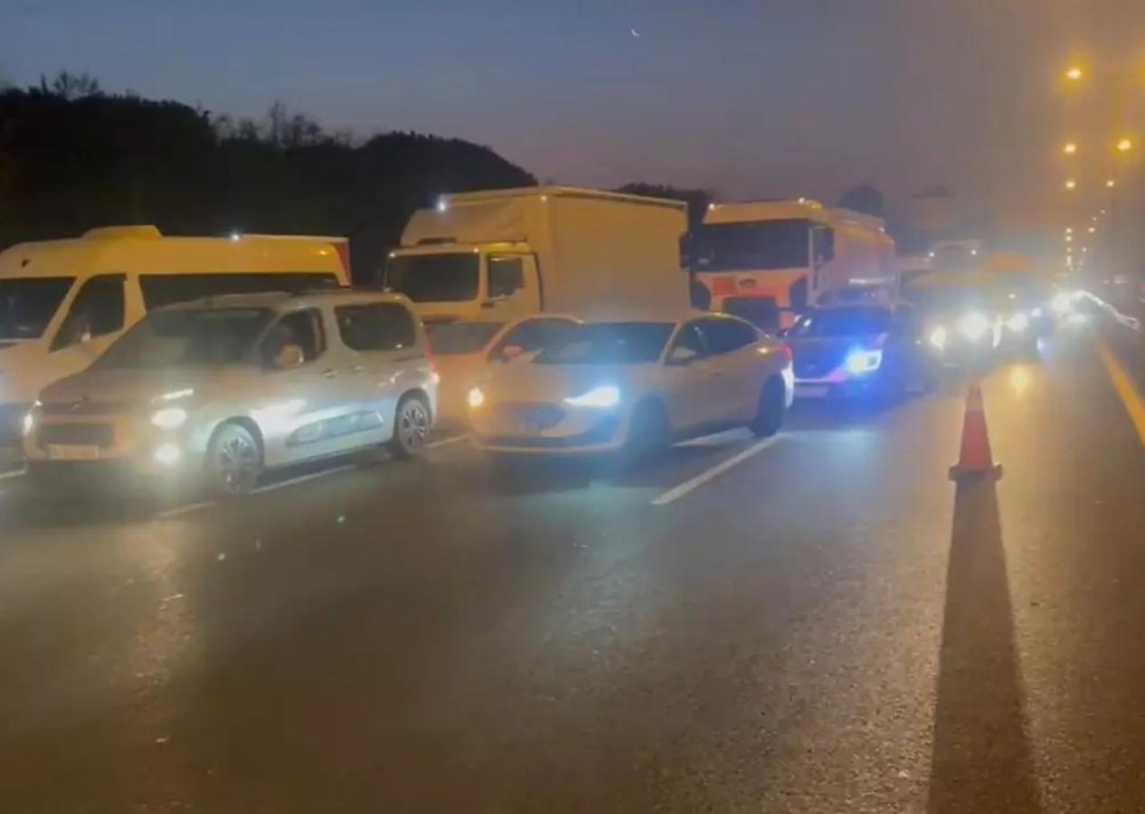 TEM'de trafik kilitlendi! Esenyurt TEM'de, yakıt tankeri kamyona arkadan çarptı!