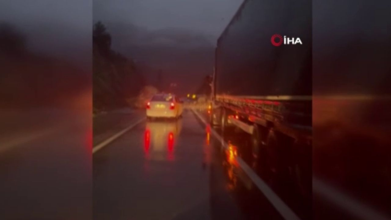 Artvin'de dev kaya parçaları yola düştü! Karayolu ulaşıma kapandı!