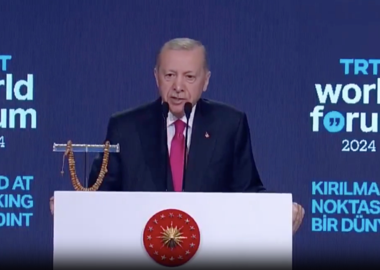 Cumhurbaşkanı Erdoğan'dan sözünü kesen provokatöre tepki! Ayakta alkışlandı: Siyonistlerin ağzı dili olma!