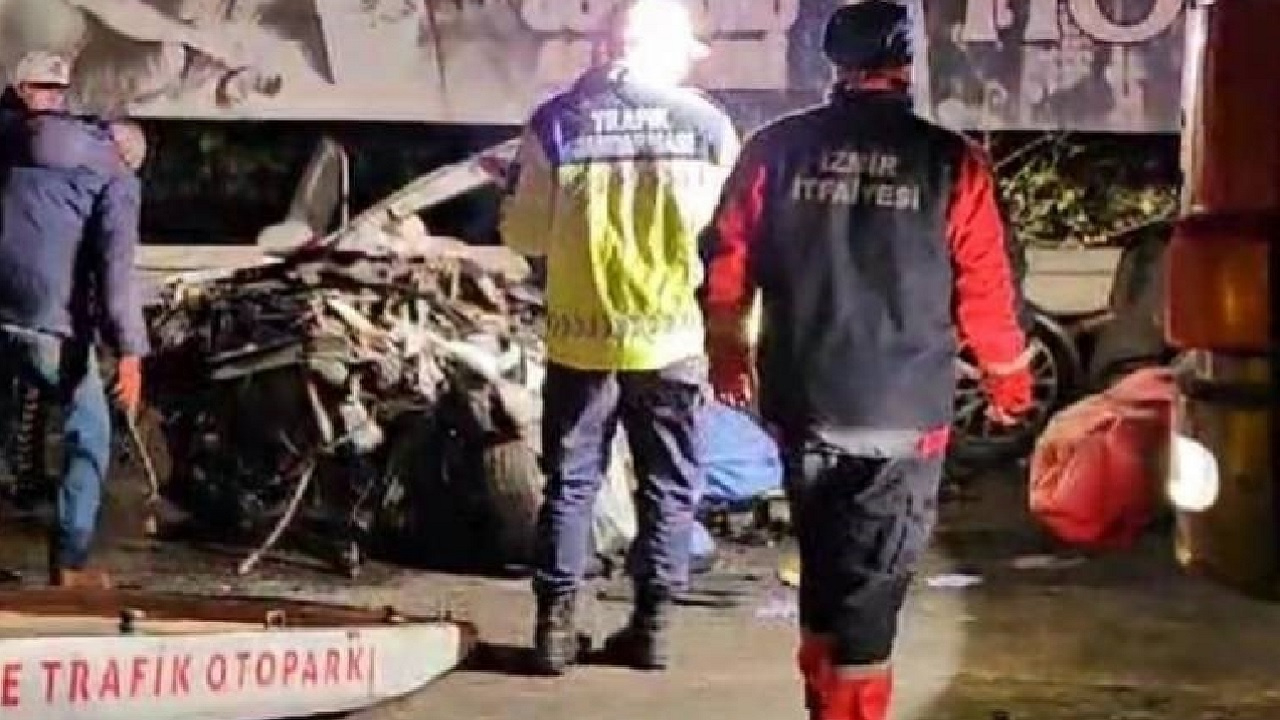 İzmir son dakika: Freni boşalan kamyon 3 kişiyi hayattan koparmıştı, ışıkta bekleyen araçlara çarpmış