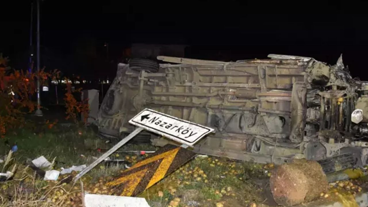 İzmir'de TIR otomobillere çarptı: Çok sayıda ölü ve yaralı var!