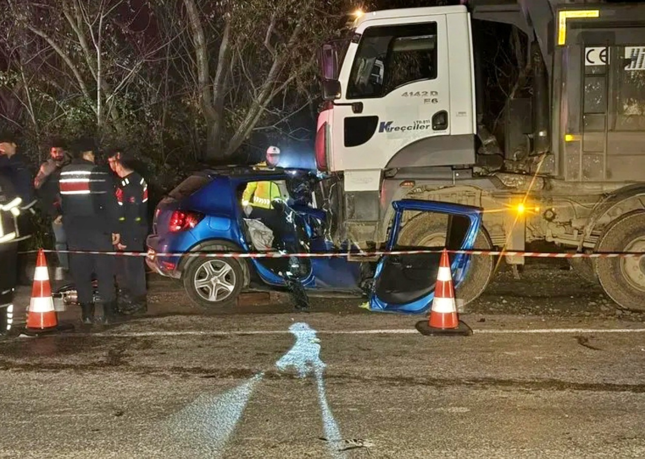 Bartın'da kahreden facia! Parti dönüşü yarış yapan gençler kamyonun altına girdi!