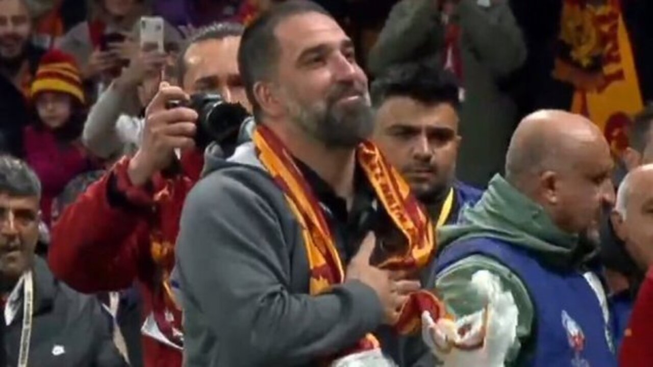 Maç öncesi Galatasaray taraftarından Arda Turan'a sevgi seli!