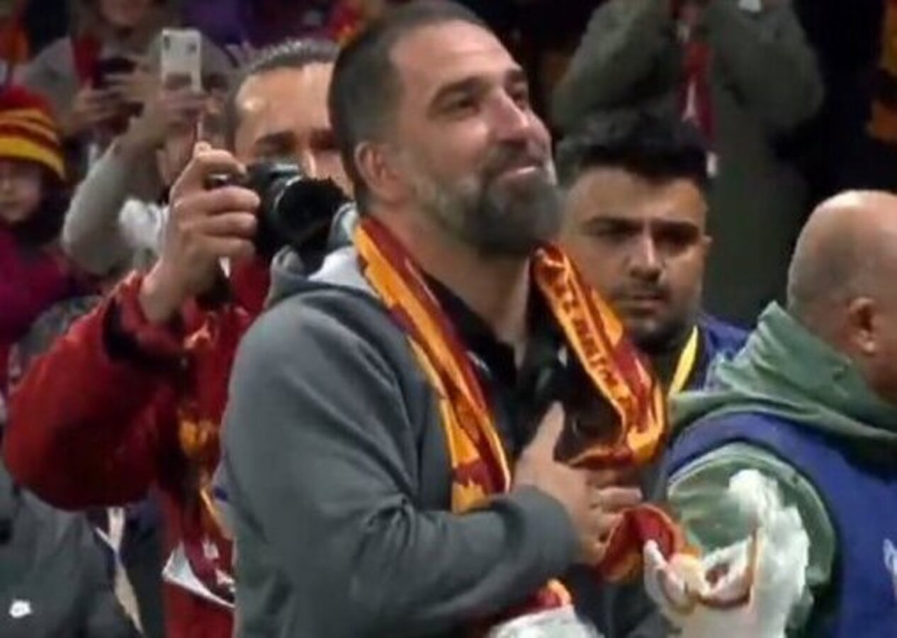 Maç öncesi Galatasaray taraftarından Arda Turan'a sevgi seli!