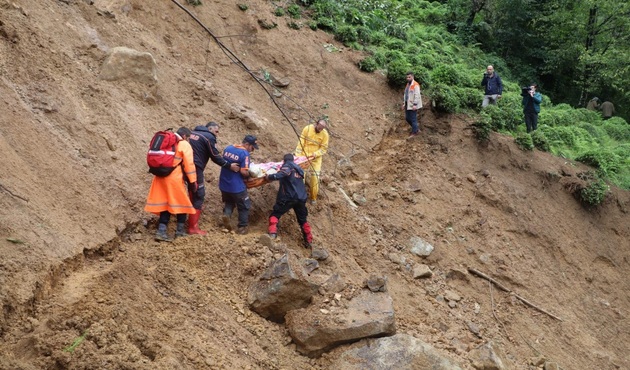 Rize'de heyelan ve selde mahsur kalanlar kurtarıldı... / VİDEO