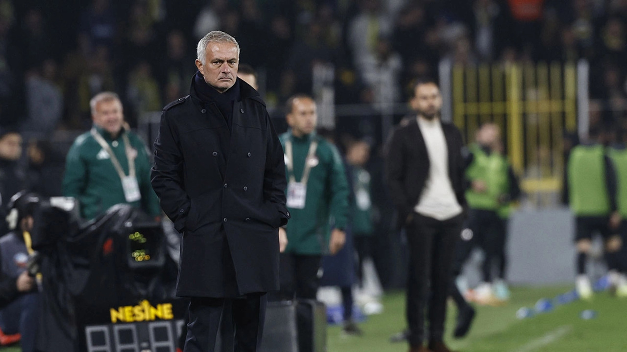 Jose Mourinho'dan gündeme damga vuracak açıklamalar: Van Bronckhorst'a yapılan şeyi bana yapmayın!