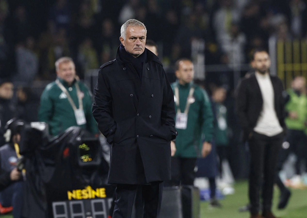 Jose Mourinho'dan gündeme damga vuracak açıklamalar: Van Bronckhorst'a yapılan şeyi bana yapmayın!