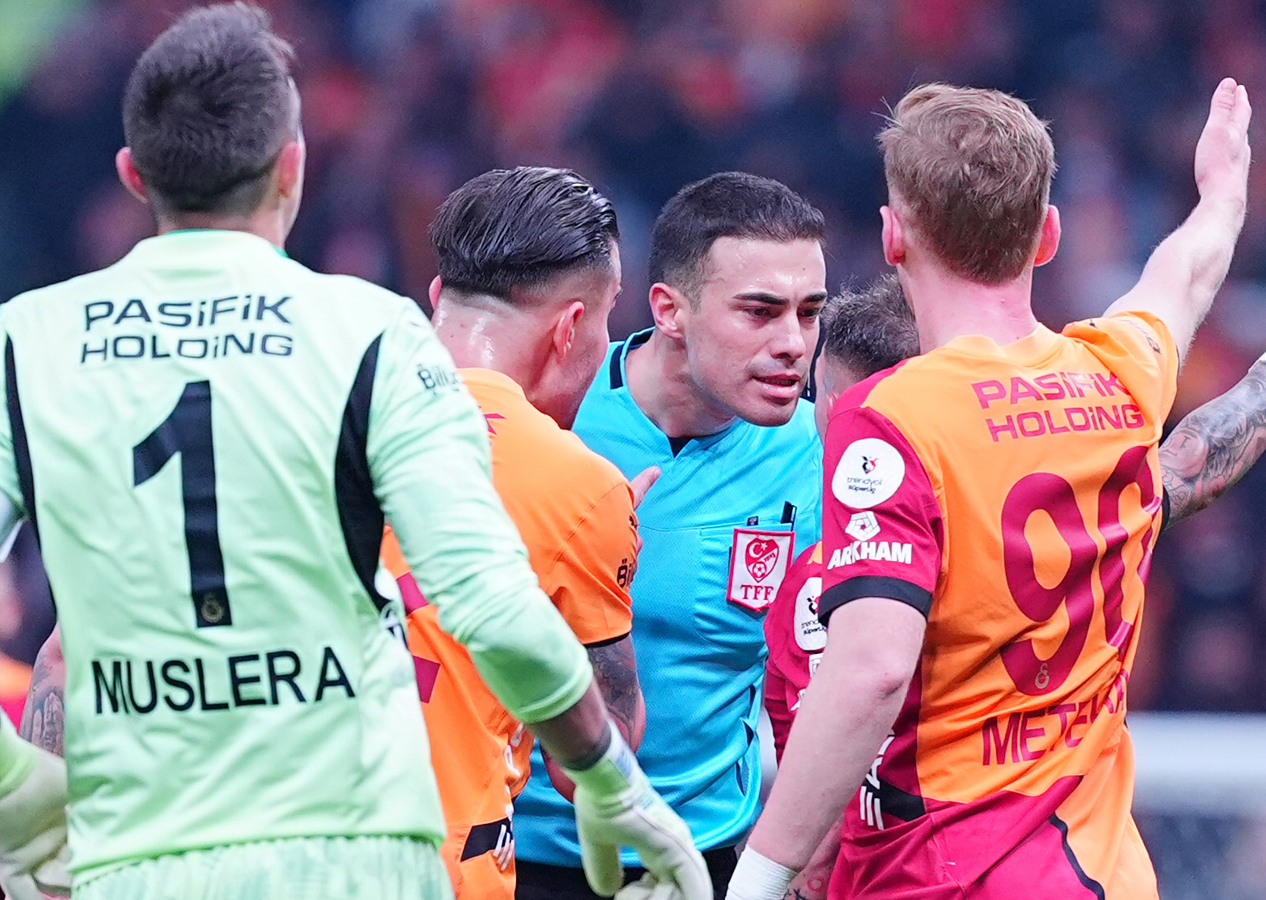 Hakem yorumcuları net konuştu: "Galatasaray'ın yediği ilk gol öncesi faul var, Barış Alper Yılmaz'a yapılan hareket de net penaltı!"