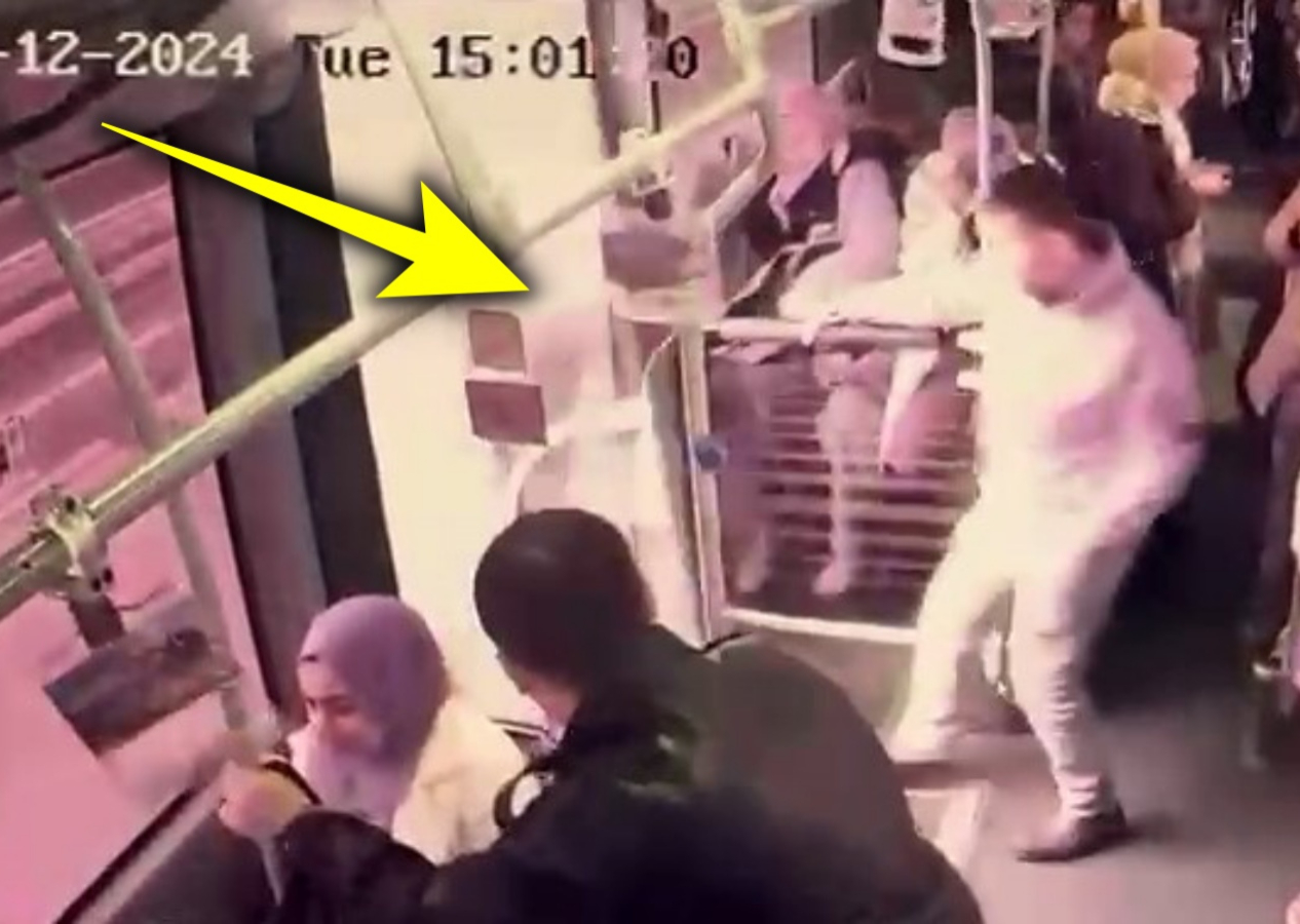 Metrobüste akılalmaz kaza: Fırlayan rögar kapağı metrobüsün kapısını kırdı! Yolcu yola düştü...