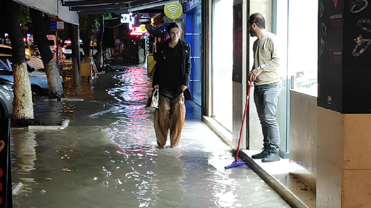 Muğla son dakika! Kuvvetli sağanak hayatı felç etti...