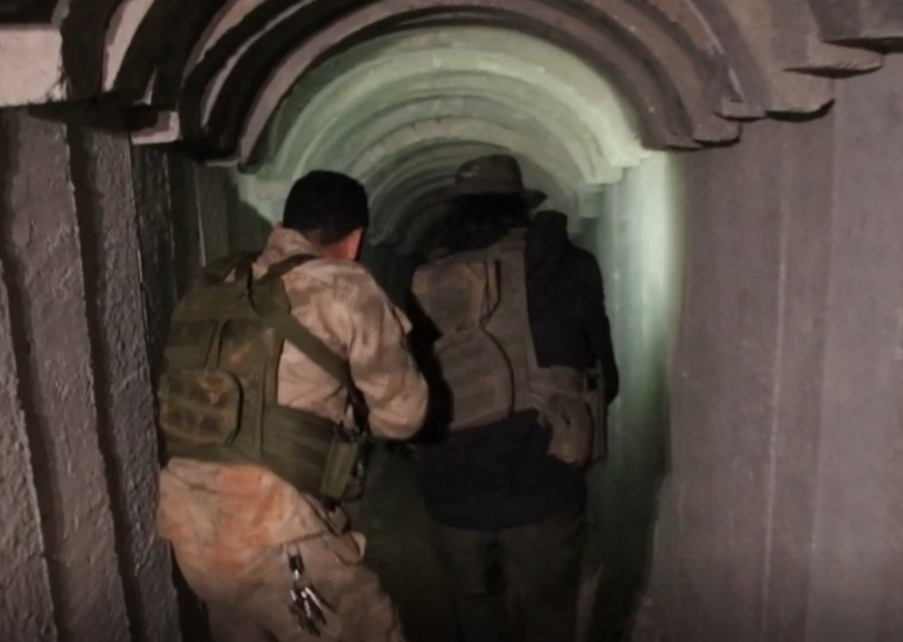 Tel Rıfat'ta terör tünelleri! Hastanenin altına kazmışlar... PKK/YPG'nin alçaklığı böyle görüntülendi