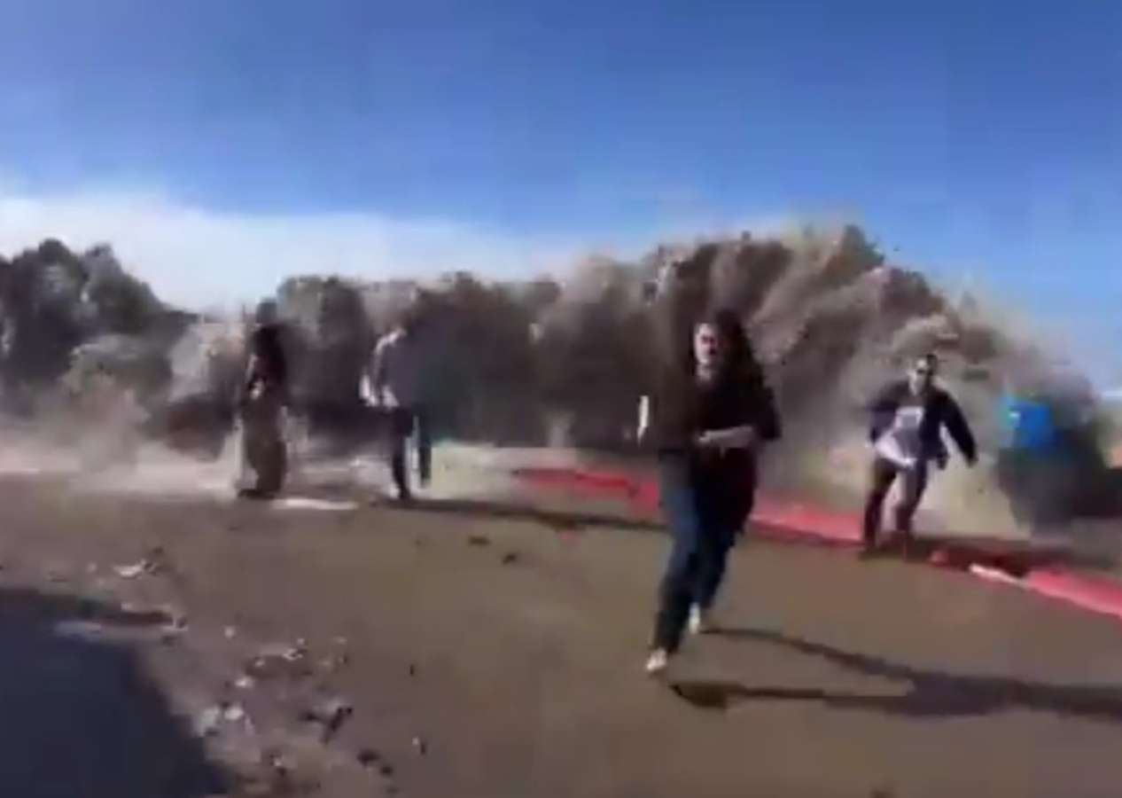 ABD'de dev tsunami dalgaları şehir merkezine girdi! Kaldırımlar bile dalgalandı