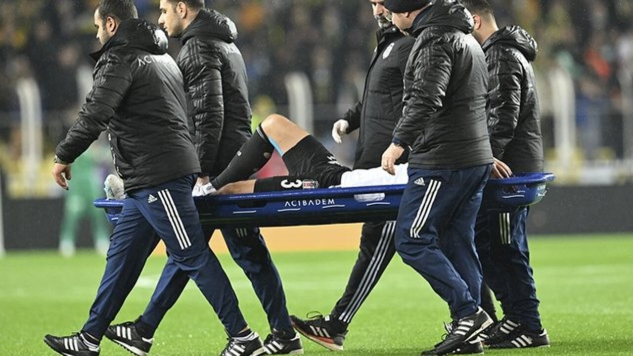 Beşiktaş'ta sakatlık şoku: Sedyeyle oyundan çıkmak zorunda kaldı!