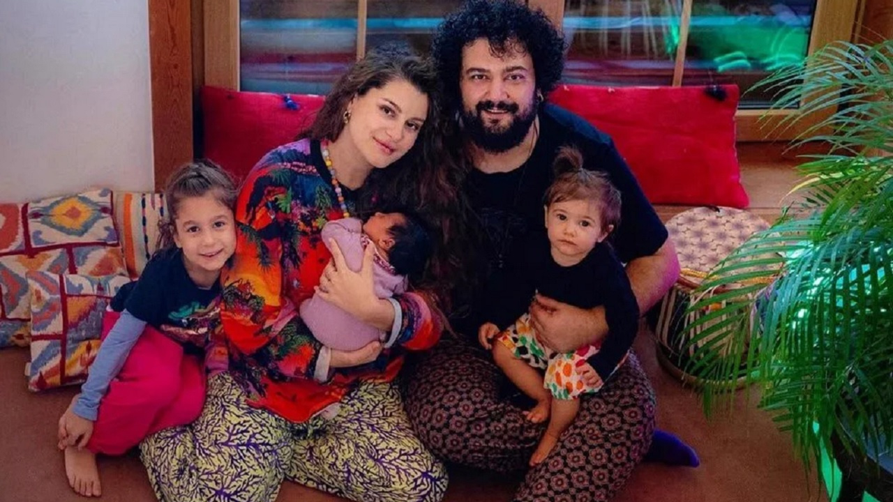 Atiye üçüncü kez anne oldu! Aile pozuyla mutluluğunu paylaştı: 4. bebekte gelebilir...