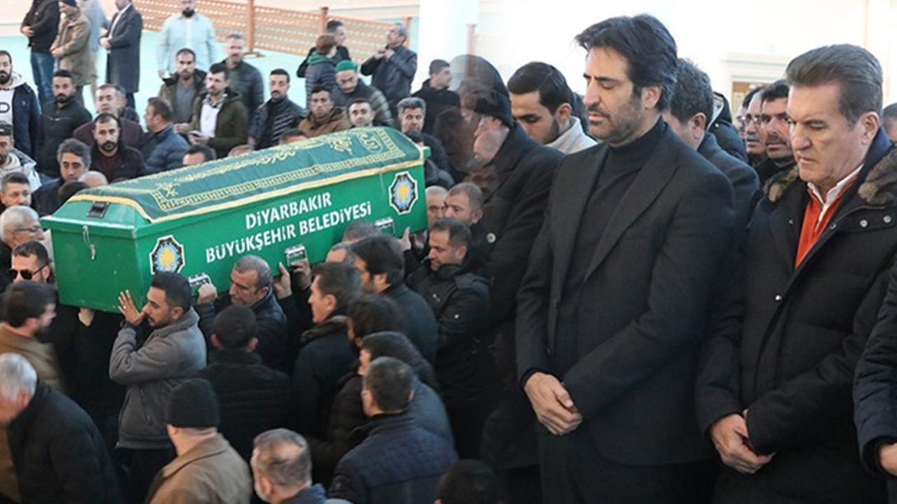 Annesinin cenazesinde Mahsun Kırmızıgül'e büyük ayıp