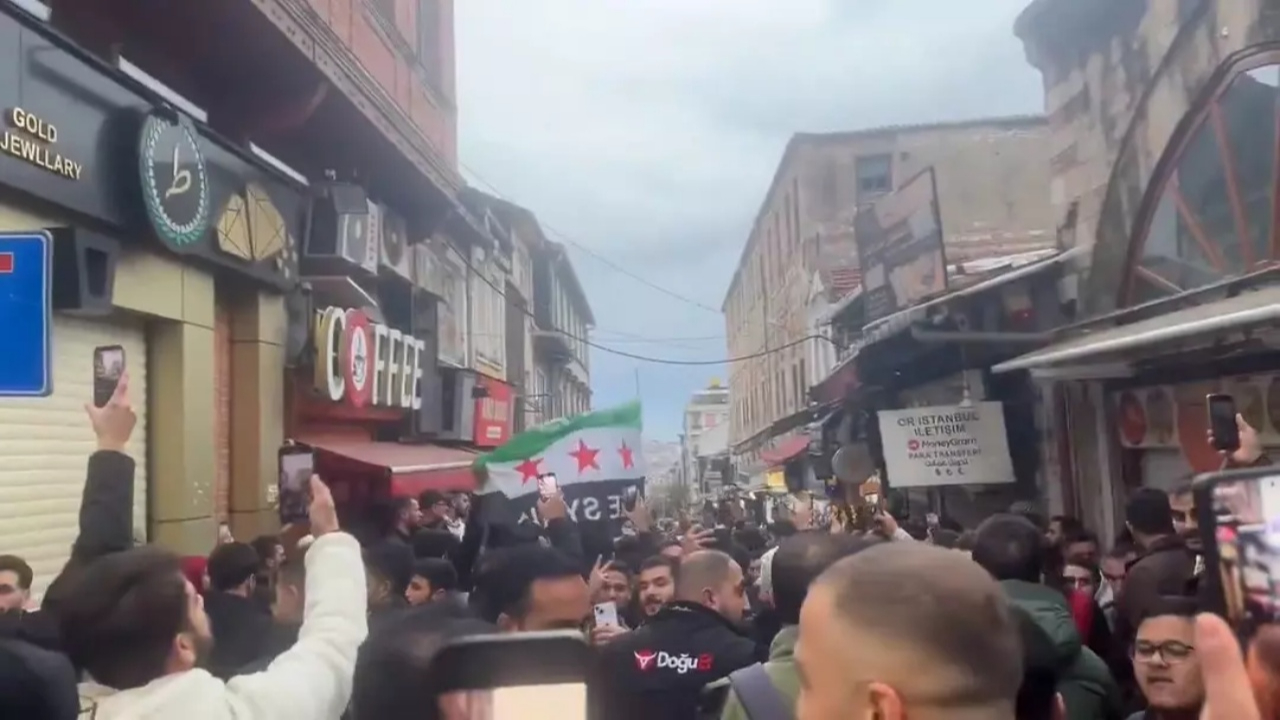 Tarihi geceyi geride bıraktık! Türkiye'deki Suriyeliler sokaklara akın etti!