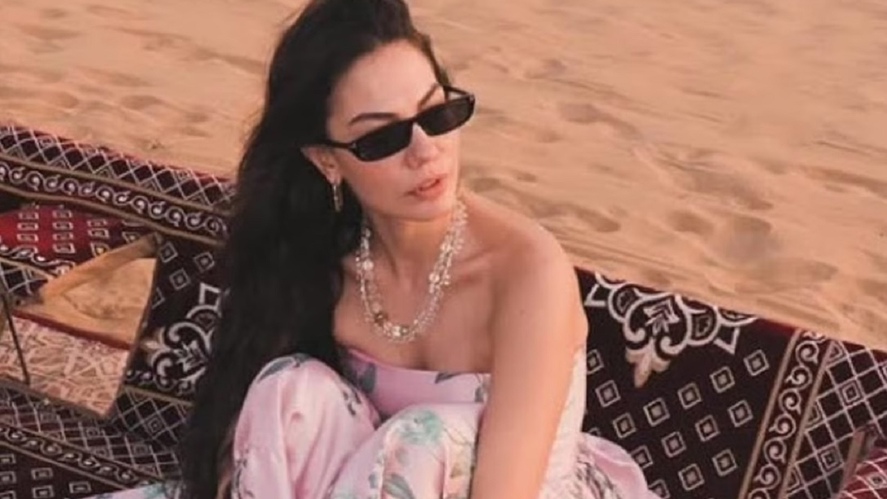 Çöl kumsallarında tarzıyla yaktı geçti! İşte Demet Özdemir'in kusursuz pozları...