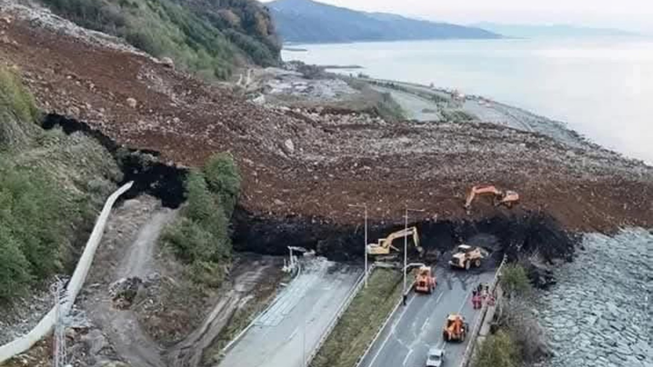 Karadeniz sahil yolu ulaşıma kapatıldı! Artvinde heyelan! Felaketin boyutu ortaya çıktı