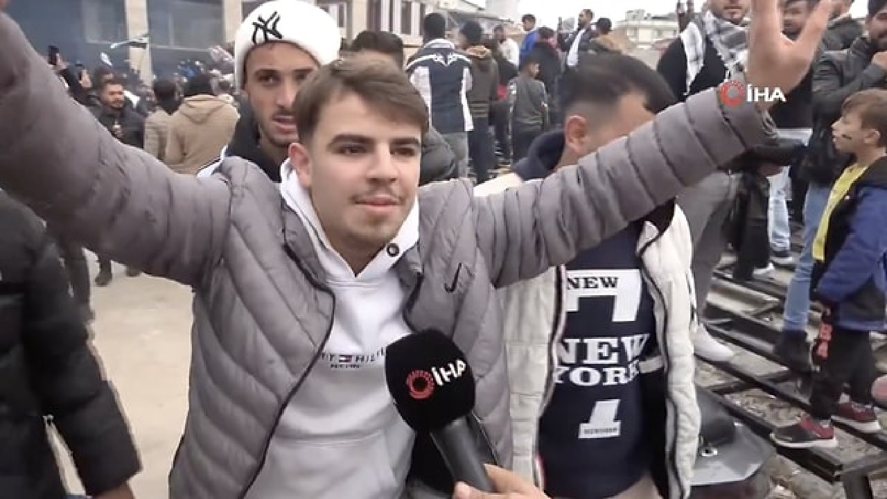 ADANA 'da kent meydanında Suriyelilerden kutlama