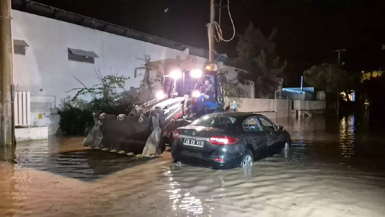 Bodrum'da kuvvetli sağanak nedeniyle evleri su bastı, araçlar sürüklendi...