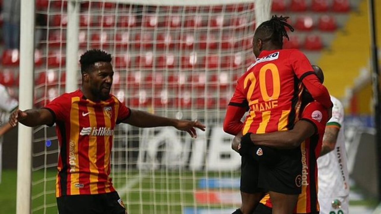 Kayserispor evinde duble yaptı, 3 puanı yeniden hatırladı! Kayserispor 2 - 0 Alanyaspor | Maçın özeti