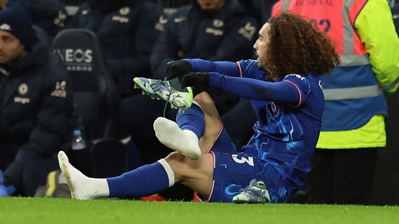 Cucurella kramponlarını çöpe attı, taraftarlardan özür diledi