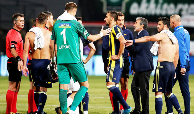 Akhisarsporlu oyuncu Fenerbahçe formasını yere atıp...