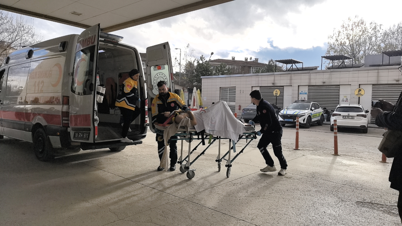 Bursa'da akıl almaz olay! Babasının alt kattaki evlerine sarkıttığı Özcan, ipin kopmasıyla düşüp ağır yaralandı