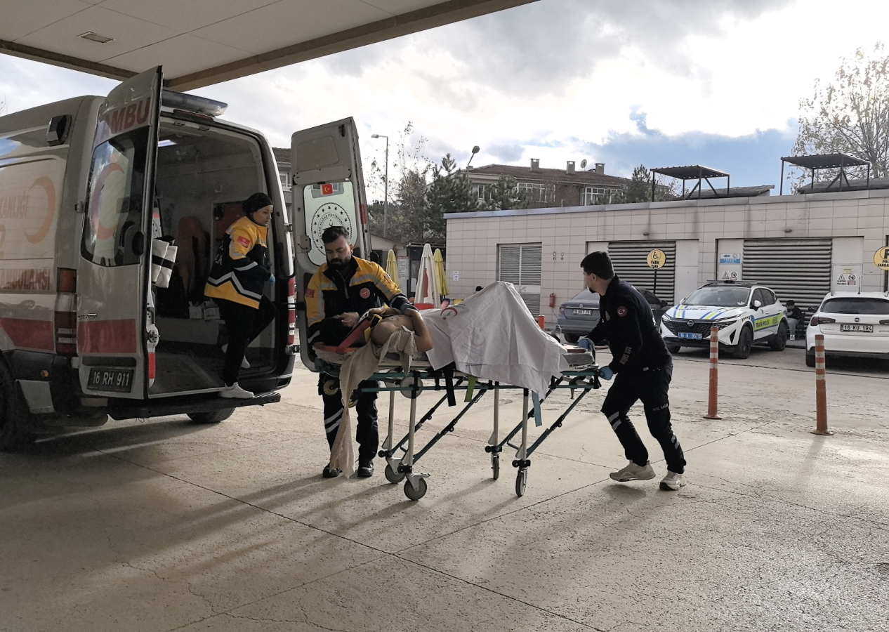 Bursa'da akıl almaz olay! Babasının alt kattaki evlerine sarkıttığı Özcan, ipin kopmasıyla düşüp ağır yaralandı