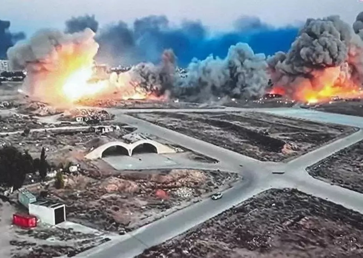 İsrail'den Suriye'ye 300'e yakın hava saldırısı! Askeri üsleri ve füze sistemlerini vurdular...