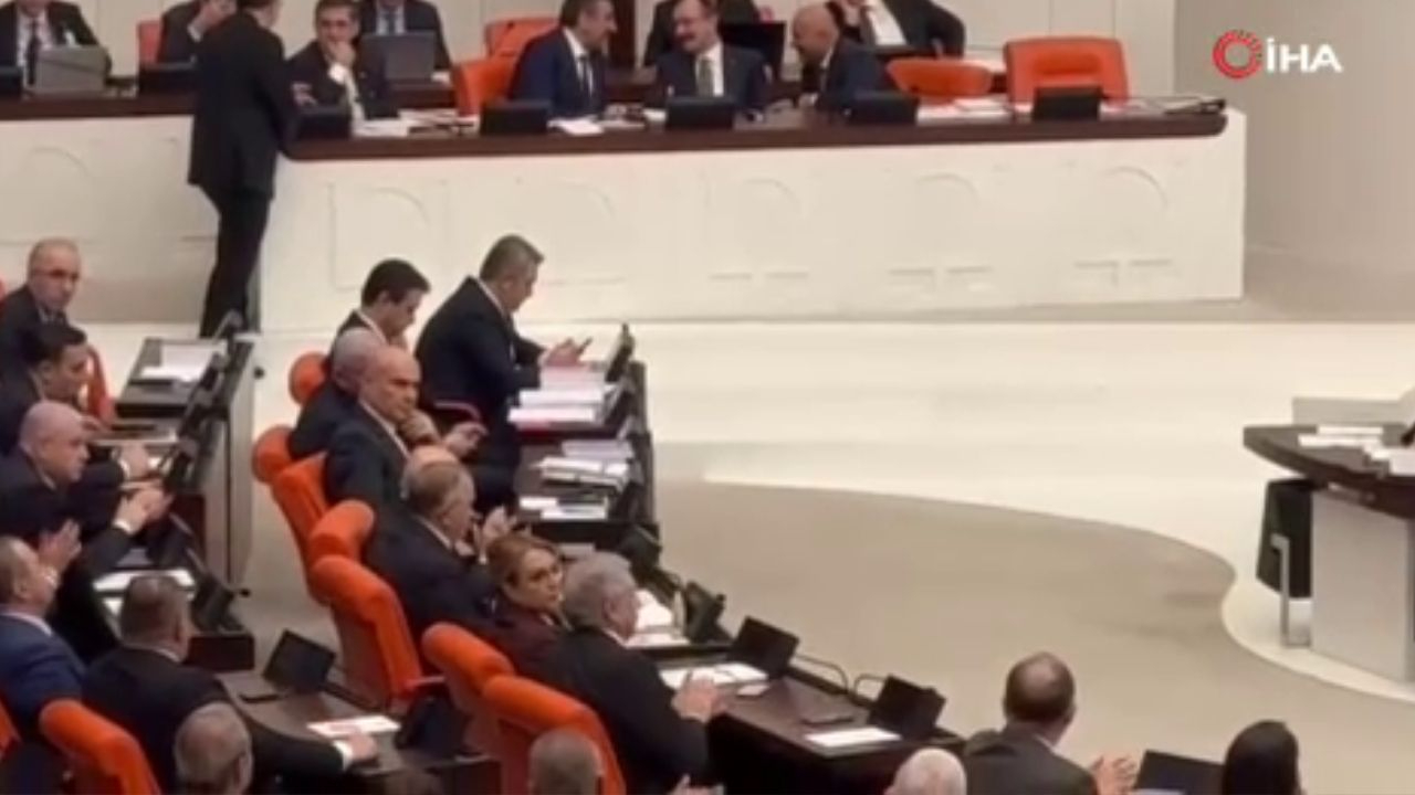 MHP lideri Bahçeli DEM Parti Eş Başkanı Tuncel Bakırhan'ı alkışladı