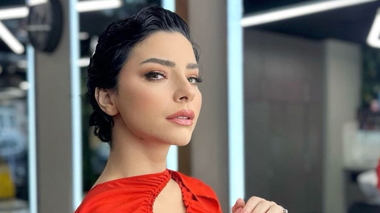 Merve Boluğur'un tarzı olay oldu! Deri elbisesiyle poz verdi! ''Lütfen sil'' yorumları yağdı