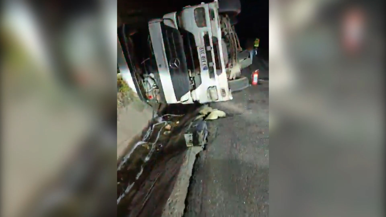 Şanlıurfaa'da yakıt yüklü tanker devrildi! Tonlarca yakıt yola döküldü