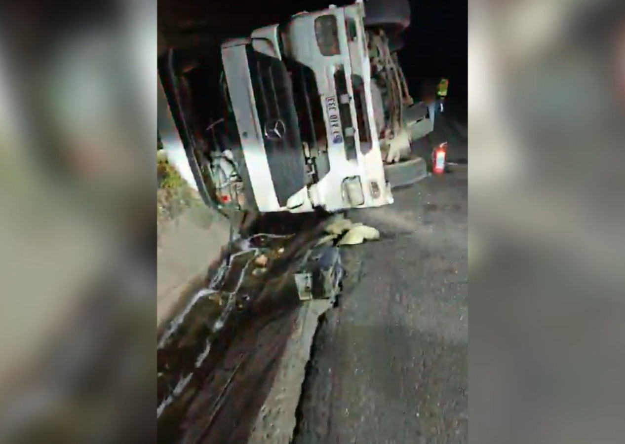 Şanlıurfaa'da yakıt yüklü tanker devrildi! Tonlarca yakıt yola döküldü