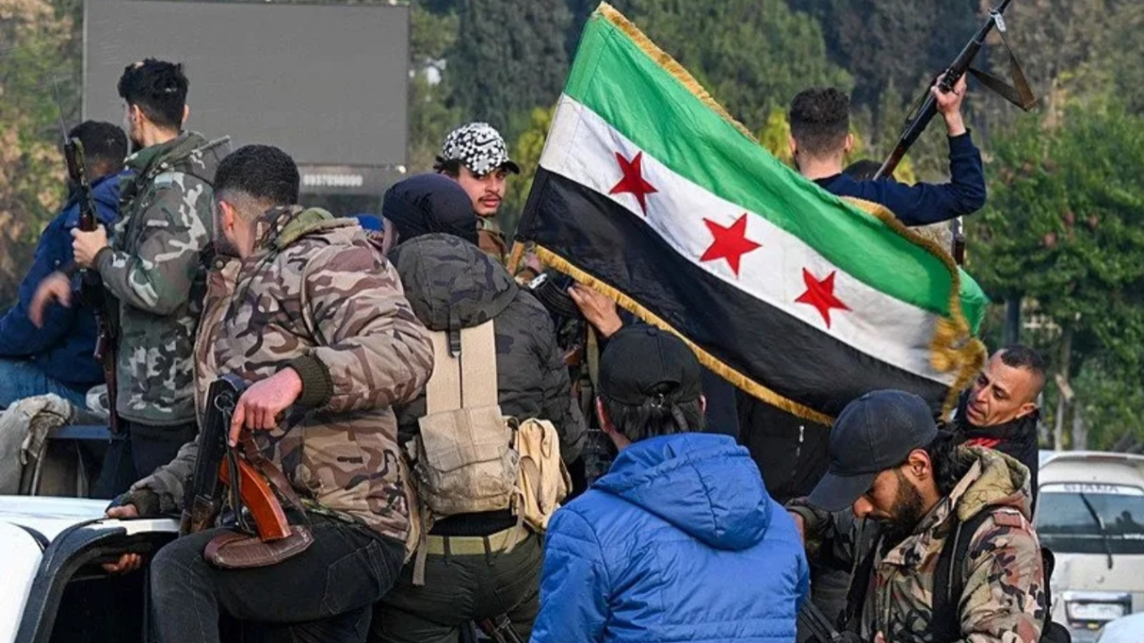 Suriye'de yeni hükümet, anayasayı ve parlamentoyu 3 ay boyunca askıya aldı