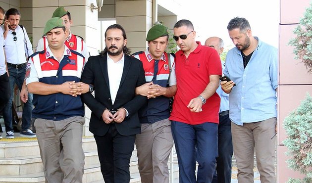 Emrah Serbes'ten reklam kokan hareketler!