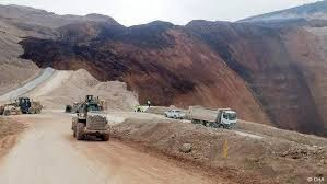 Erzincan'da işçiler kapatılan madenin yeniden açılmasını istedi