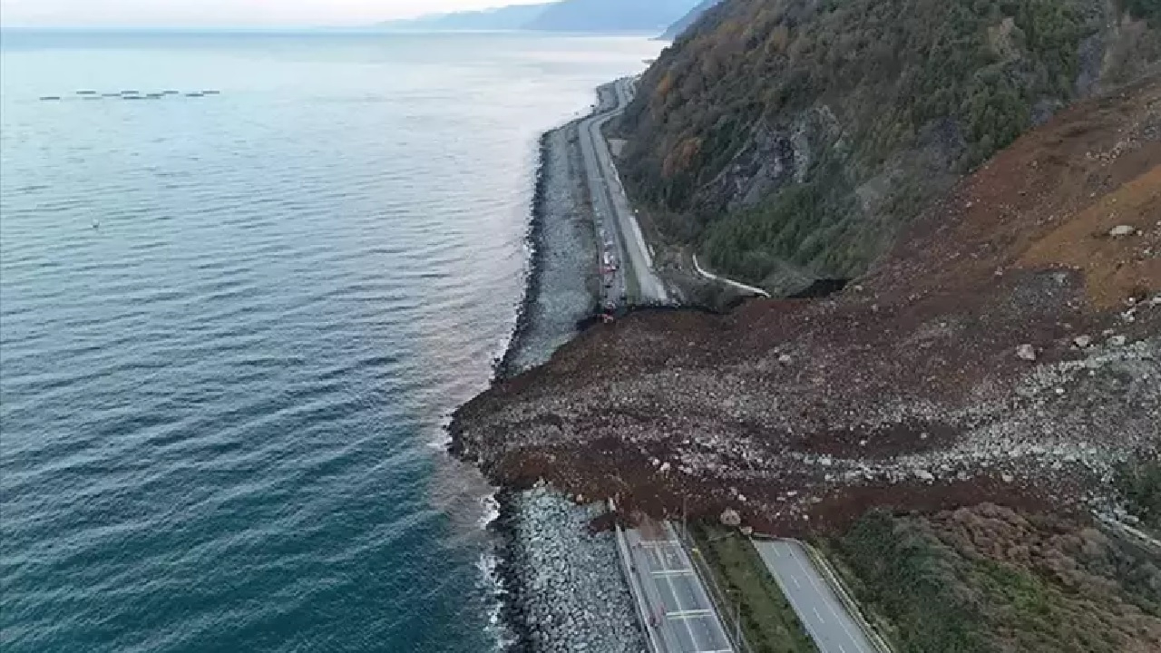 Artvin'deki heyelanda 100 bin ton toprak kütlesinin hareket ettiği belirlendi