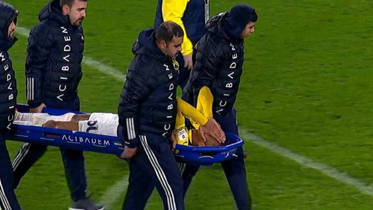 Fenerbahçe revire döndü: Rodrigo Becao sahadan sedyeyle ayrıldı!