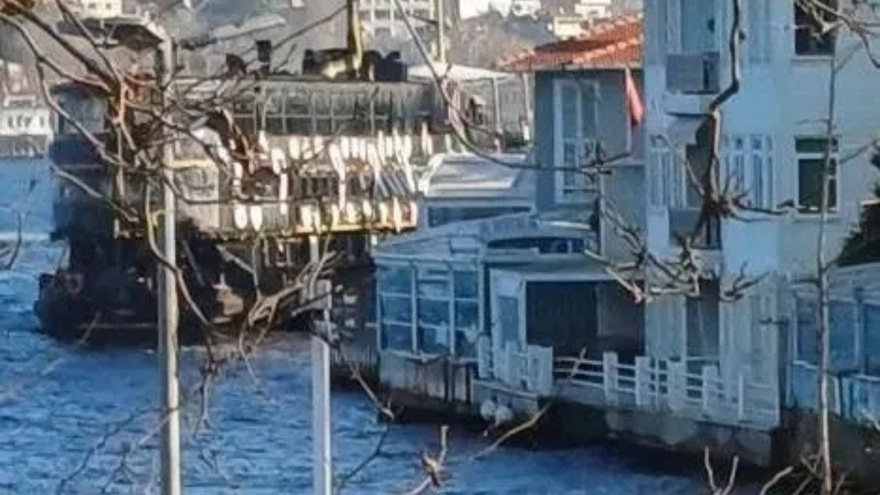 Beylerbeyi sahilinde hareketli dakikalar: Tur teknesinde yangın çıktı!