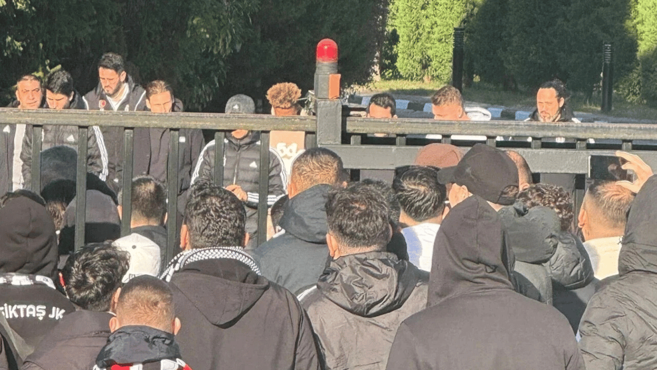 Beşiktaşlı taraftarlardan Nevzat Demir Tesisleri'nde oyunculara ikaz: Bu işler böyle devam ederse, buraya 150 kişi değil 150 bin kişi geliriz!