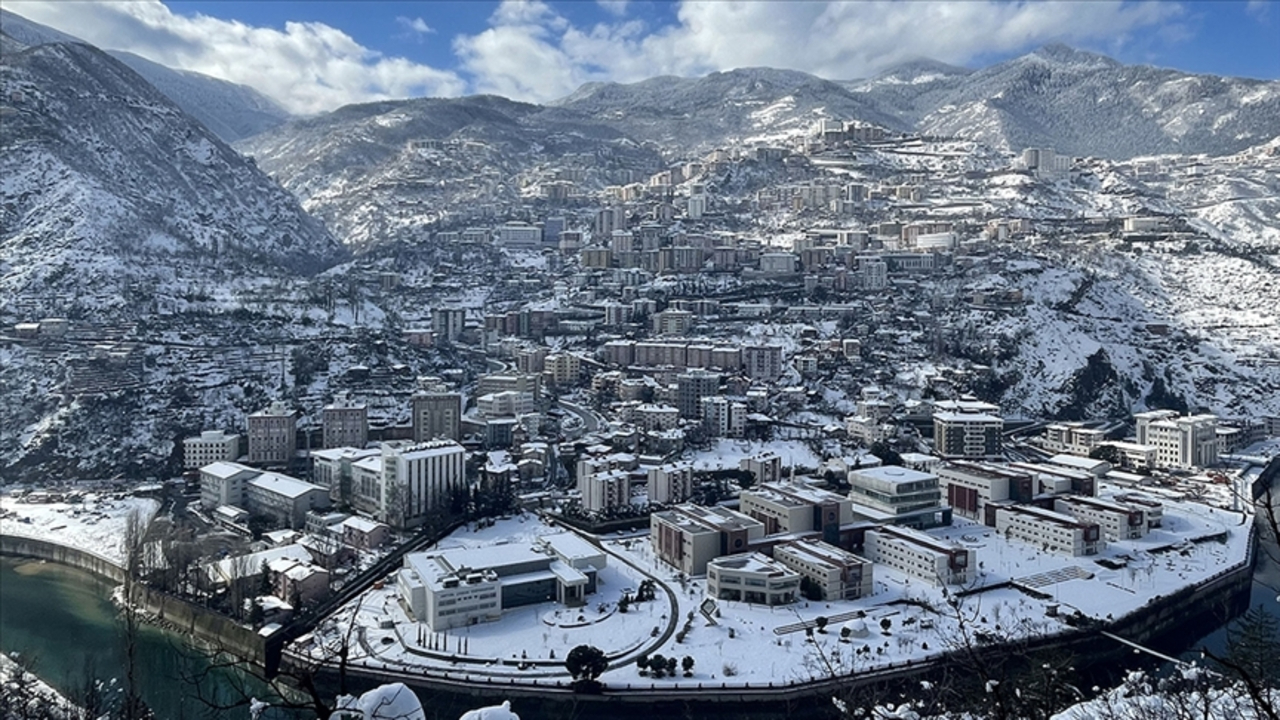Kar yağışı şehri esir aldı: Okullar tatil ilan edildi!