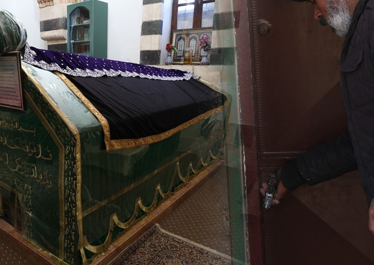 Zincirler kırıldı! Şam'da bulunan Bilal-i Habeşi'nin türbesi ziyarete açıldı.