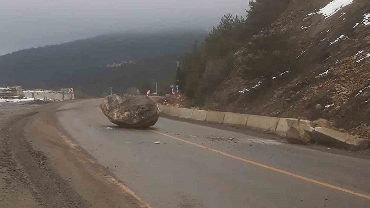 Kastamonu son dakika! Dağdan kopan kaya yola düştü...