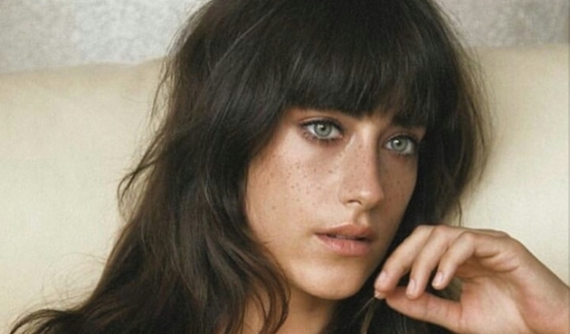 Hazal Kaya yeni stiliyle herkesi şaşırttı!